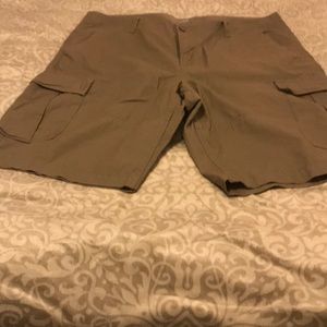 Men’s cargo green shorts